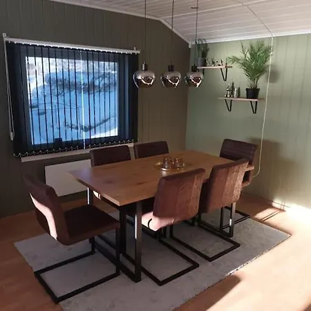 Sentralt, Kort Vei Til Byens Fasiliteter Molde