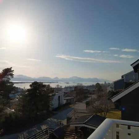 Sentralt, Kort Vei Til Byens Fasiliteter Molde